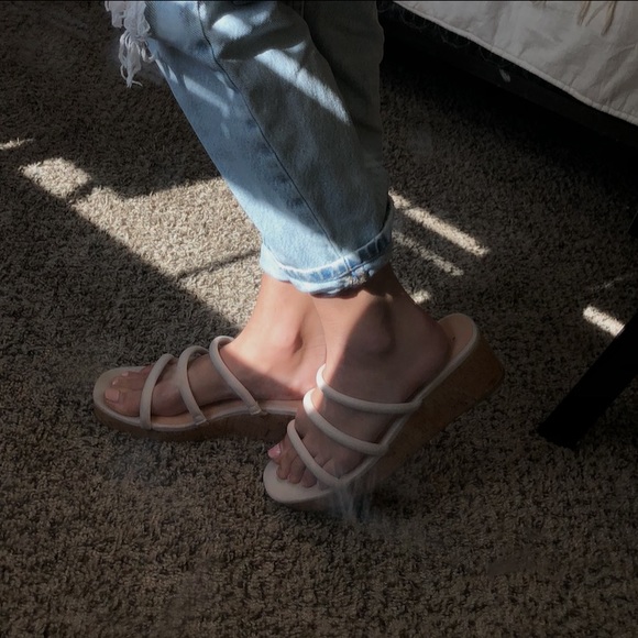 cream sandals - Picture 4 of 5